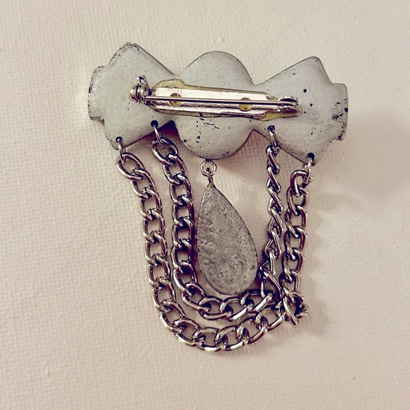 Unique Rare Find Vintage Bow and Chain Red and Silver Pin Back Brooch - Picture 2 of 2